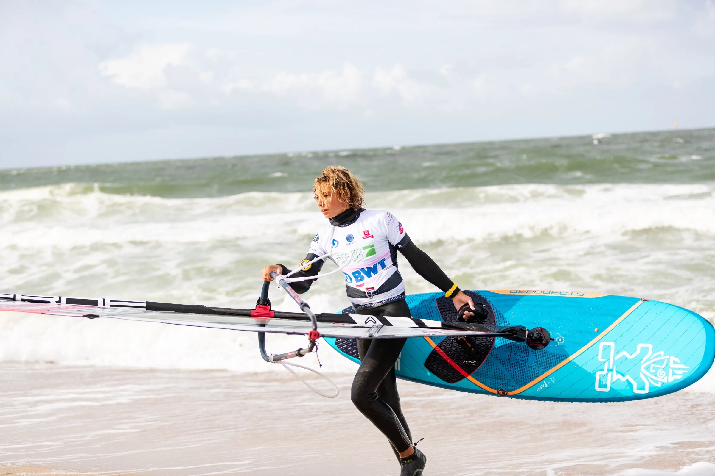Lennart Neubauer haciendo windsurf