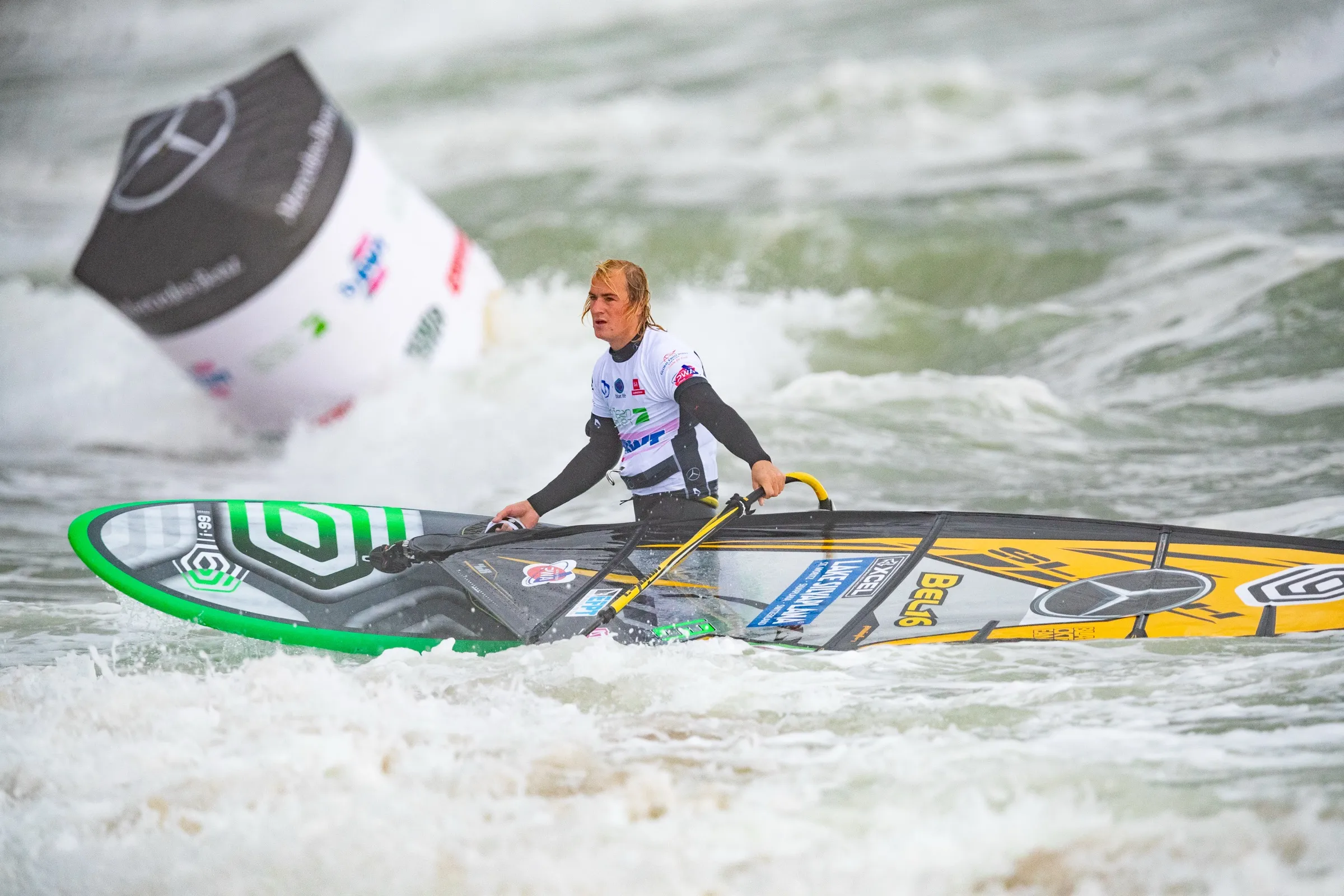 Yentel Caers windsurfing
