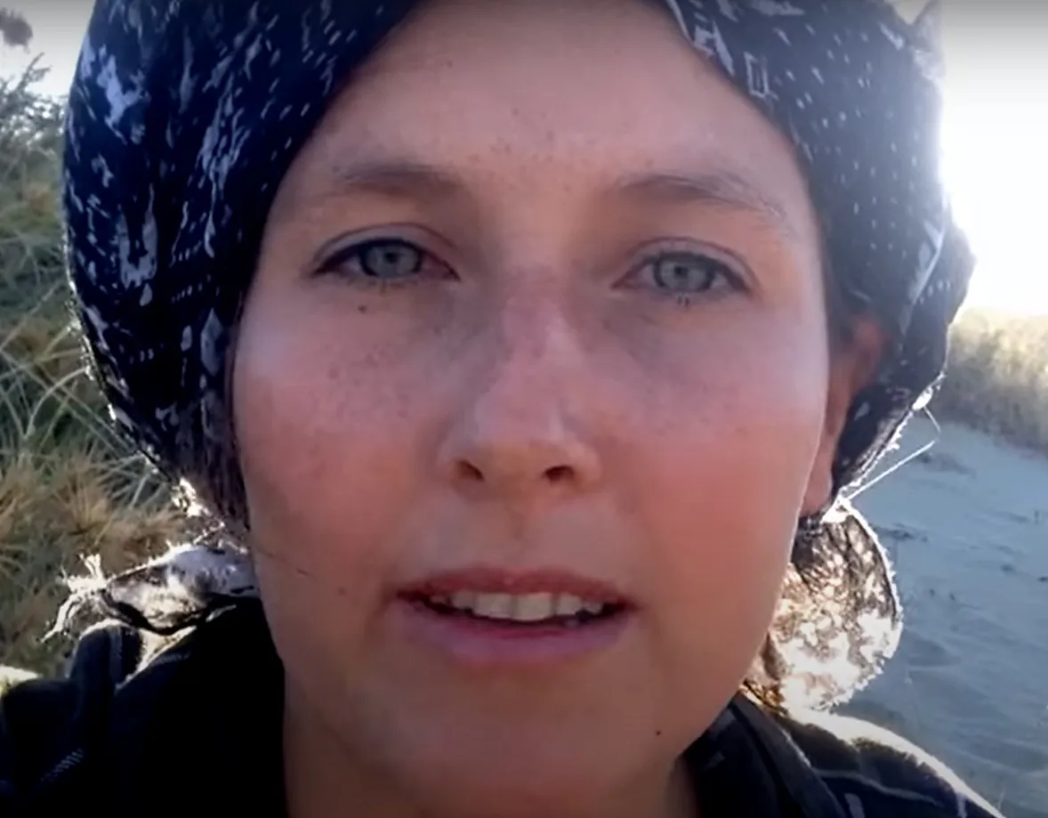 Primo piano di Karolina Winkowska con un foulard in spiaggia
