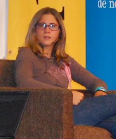 Gisela Pulido, 13 Jahre alt, in einem Sessel auf einer Konferenzbühne
