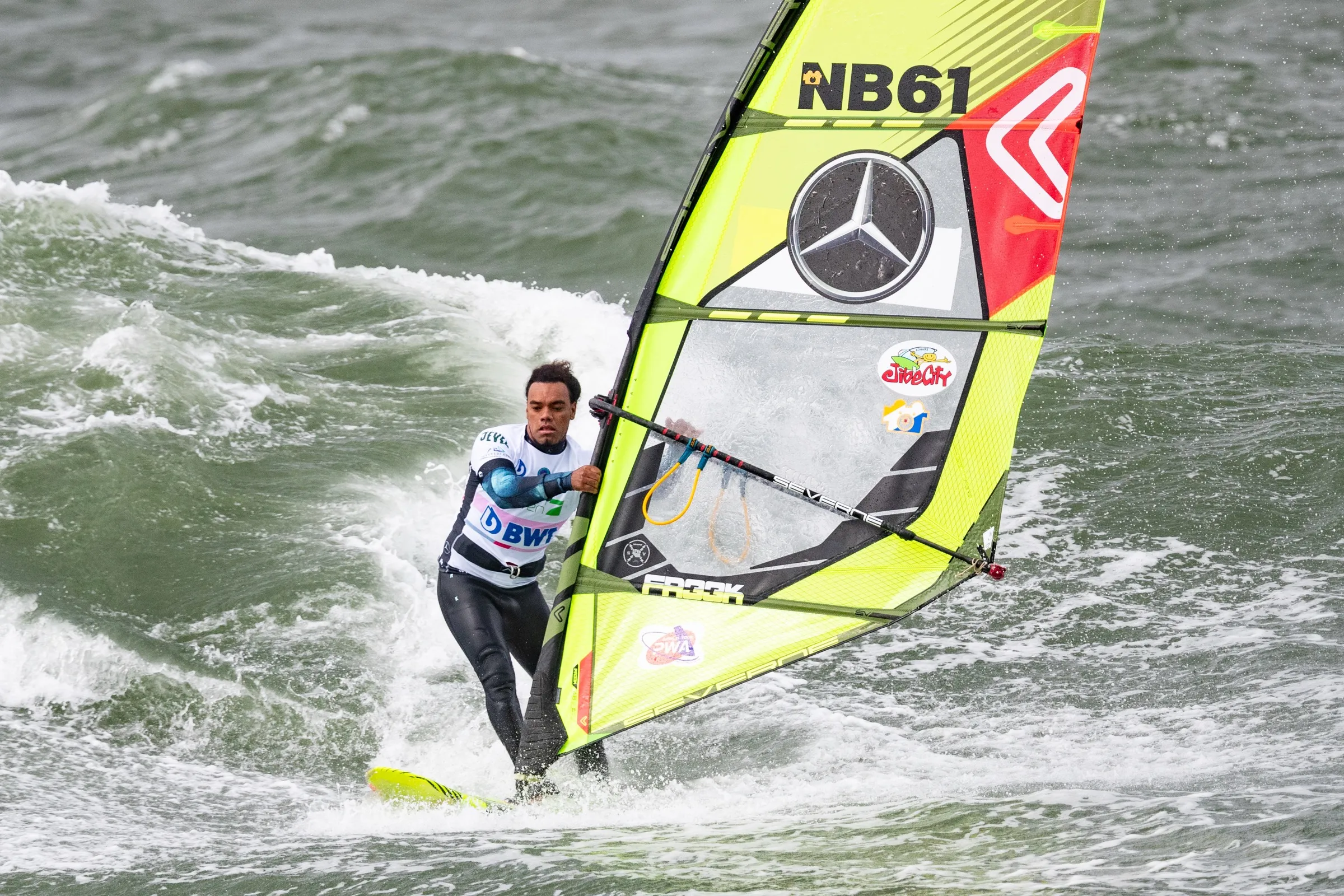 Kiri Thode beim Windsurfen