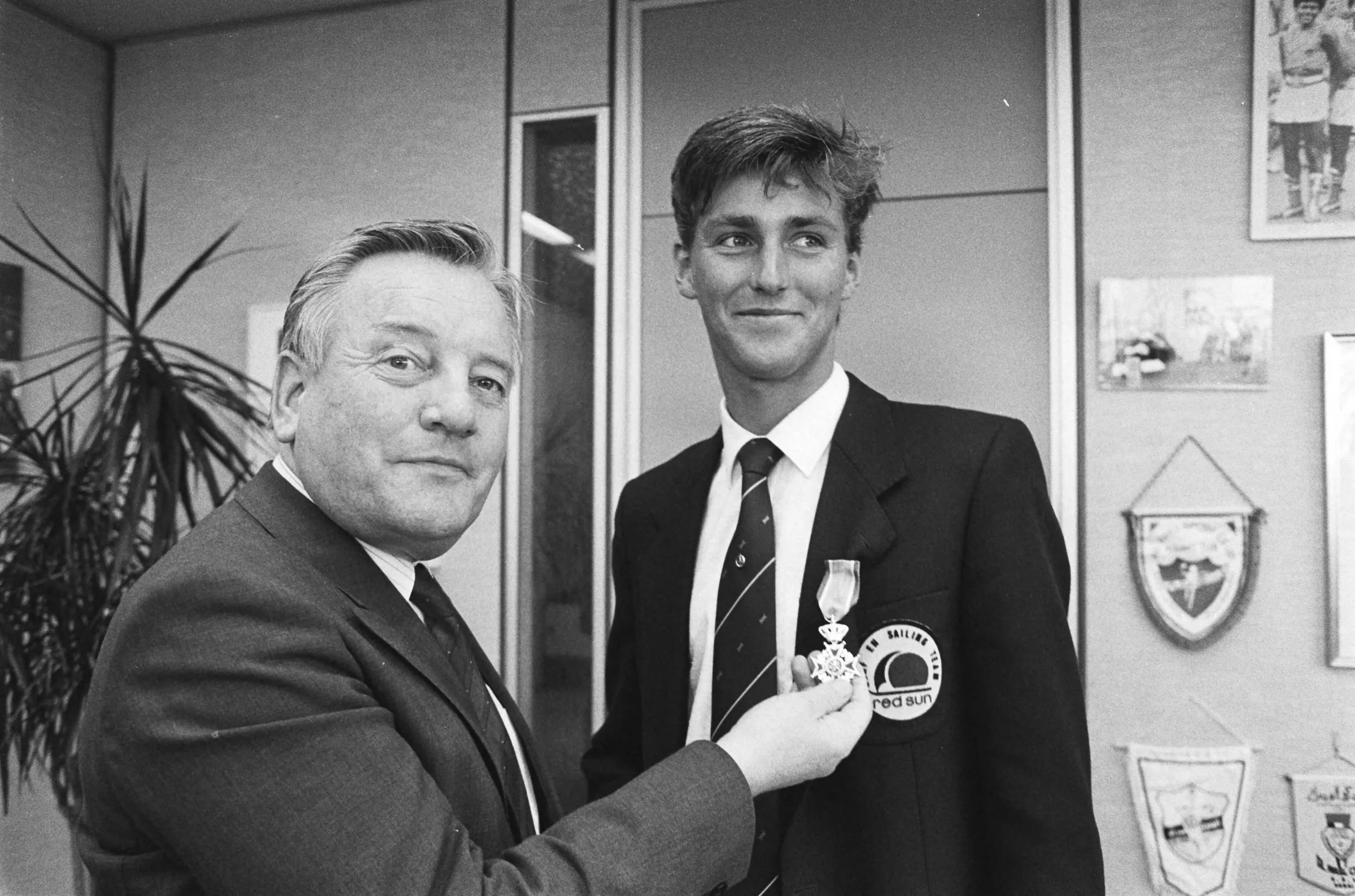 Stephan van den Berg being decorated by state secretary Joop van der Reijden
